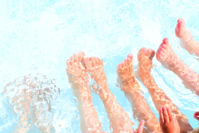 Pieds d'enfant dans l'eau