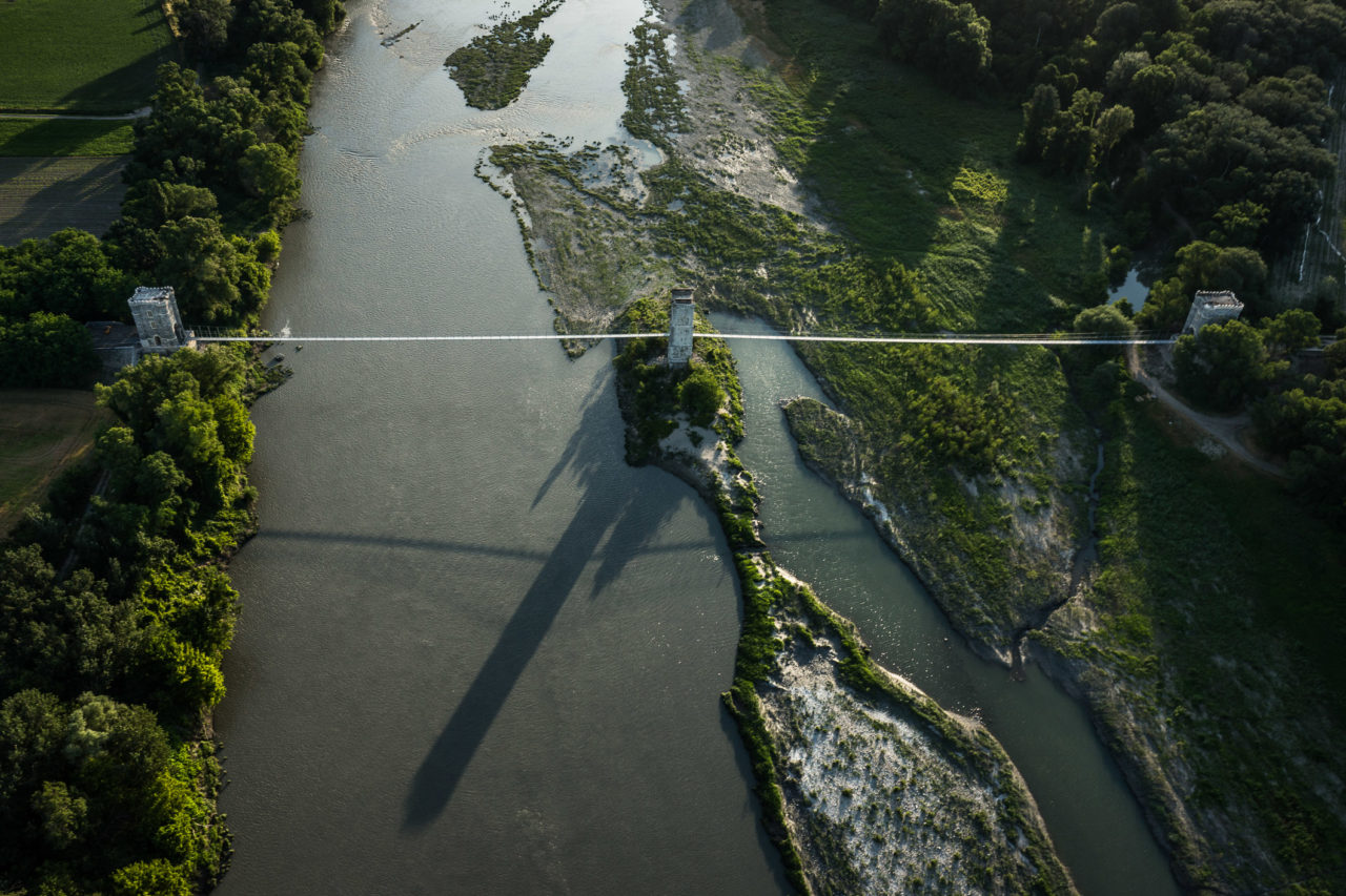 La passerelle himalayenne de Rochemaure. Vue aérienne du Rhône. Idéal pour une demande en mariage le jour de la Saint-Valentin.